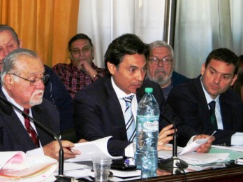 Abogado Pérez Videla alegando, atrás y a su derecha Lapaz, a la izquierda Moroy.