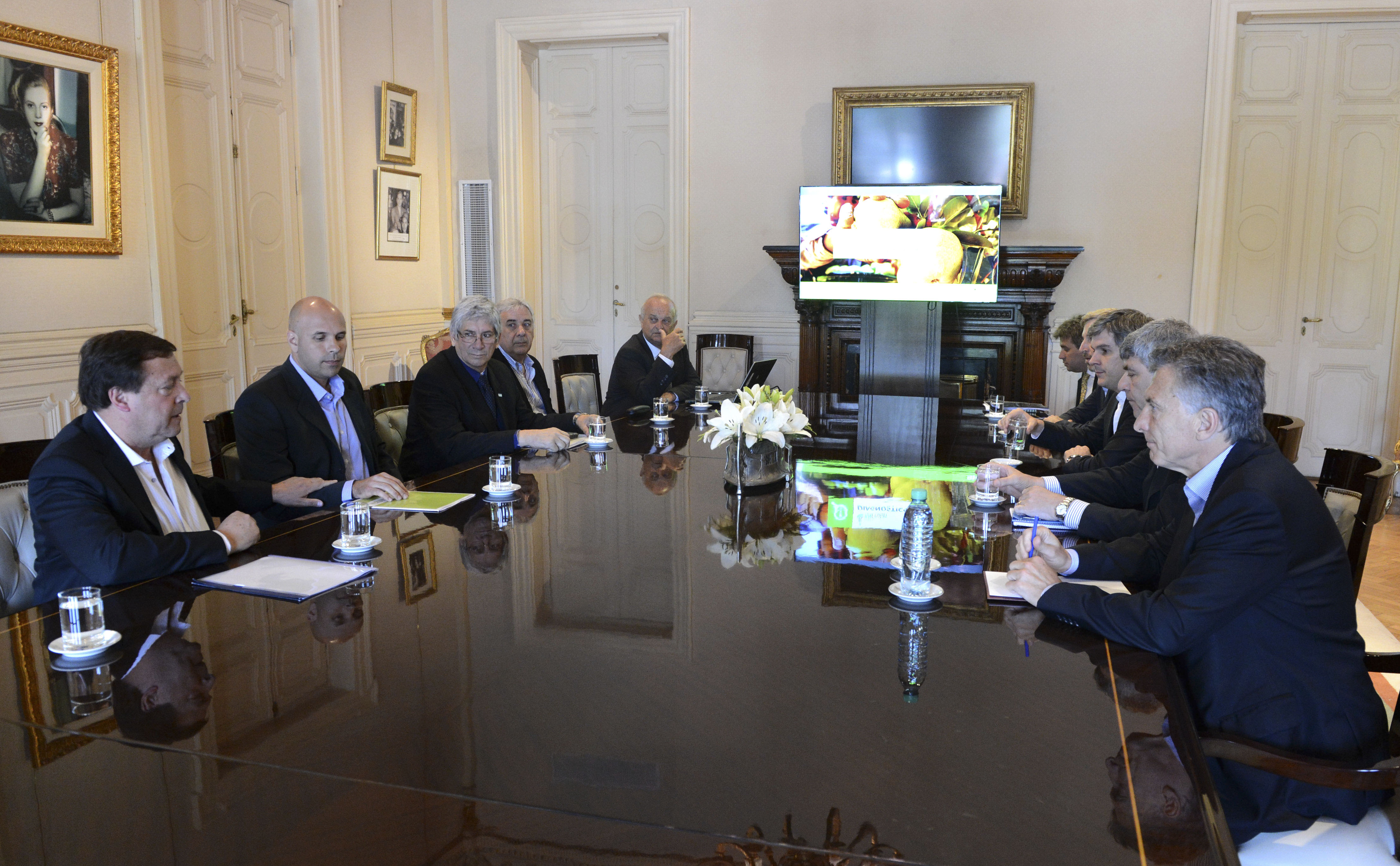 telam 03/11/2016 Buenos Aires: El presidente de la Nación, Mauricio Macri, mantiene una reunión con el Jefe de Gabinete, Marcos Peña; los ministros de Agroindustria, Ricardo Buryaile, y de Interior, Rogelio Frigerio, y el gobernador de Río Negro, Alberto Weretilneck, para analizar el estado de situación del sector frutícola. Foto: Presidencia/telam/aa