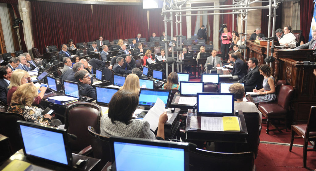 Télam 21/12/2016 Buenos Aires: El Senado de la Nación ya a debate el proyecto de reforma al impuesto a las Ganancias y busca además dar media sanción a la ley complementaria de Régimen de Riesgos del Trabajo, en el marco de la última sesión del año de la Cámara alta. Foto: Fernando Sturla