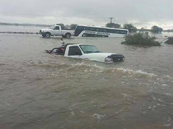 CAMIONETA INUNDACION