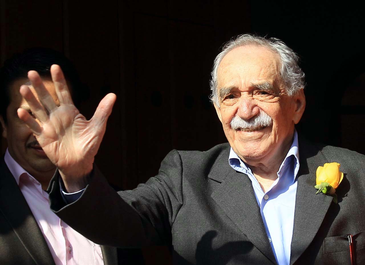 MEX22. CIUDAD DE MÉXICO (MÉXICO), 06/03/2014.- El escritor colombiano Gabriel García Márquez saluda sonriente a un grupo de periodistas hoy, jueves, 6 de marzo de 2014, afuera de su residencia en Ciudad de México (México). El Premio Nobel de Literatura de 1982 cumple hoy 87 años. EFE/Mario Guzmán