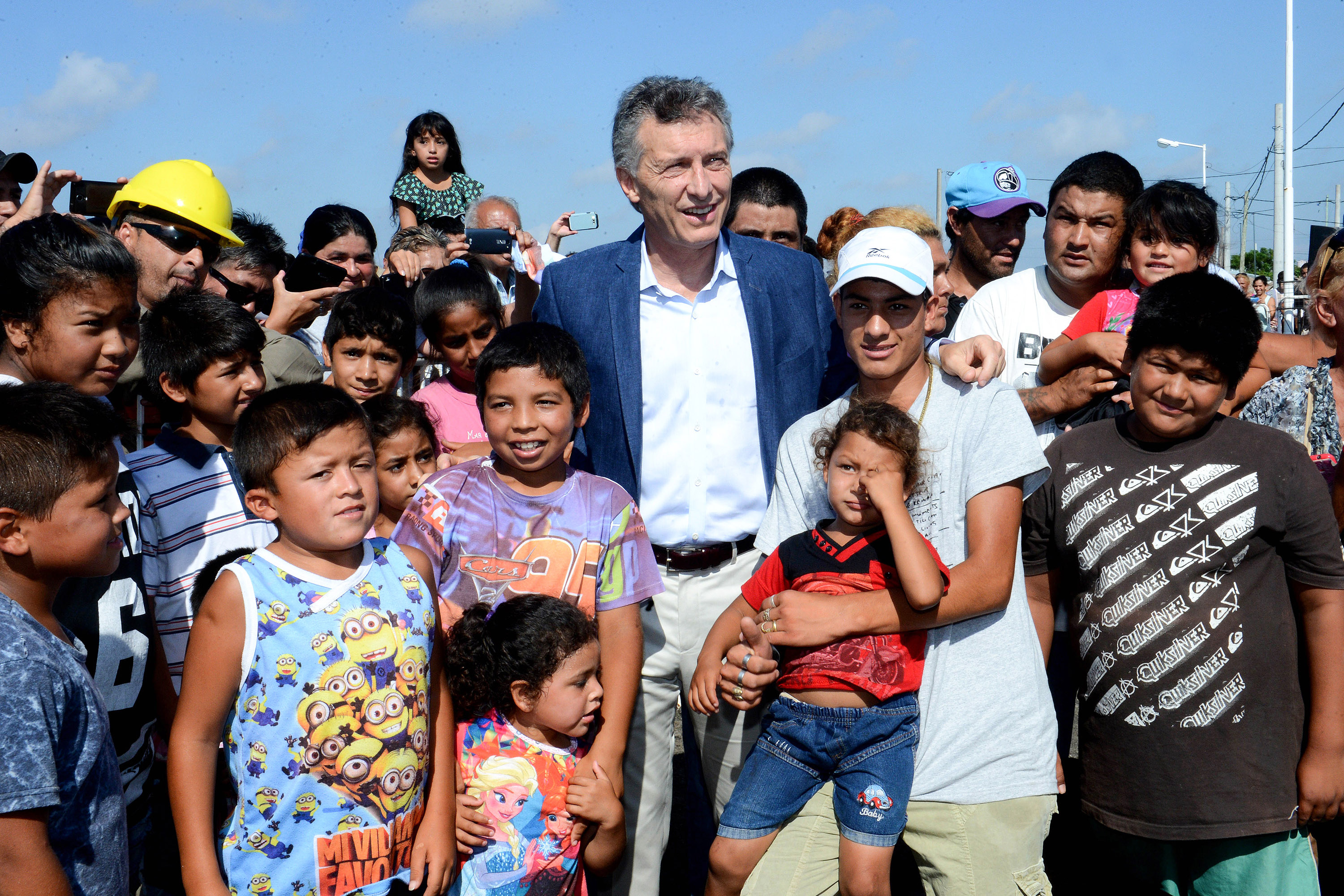 Télam 02/02/2017 Santa Fe: El presidente Mauricio Macri encabezó esta mañana en el barrio Nueva Esperanza, de la ciudad de Santa Fe, la entrega de viviendas a familias que fueron relocalizadas en el marco de la emergencia provocada por las inundaciones ocurridas producto de las crecidas de los ríos Salado y Paraná ocurridas a comienzos del 2016. Foto: Presidencia/Télam/ddc