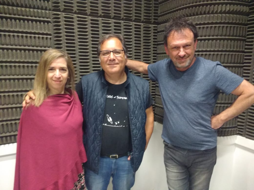 Alejandro, junto a Ingrid y Adrián cuando visitó Bichos de Radio en 2019
