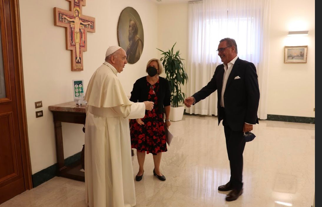 Papa Francisco con Eva Fernández y Carlos Herrera